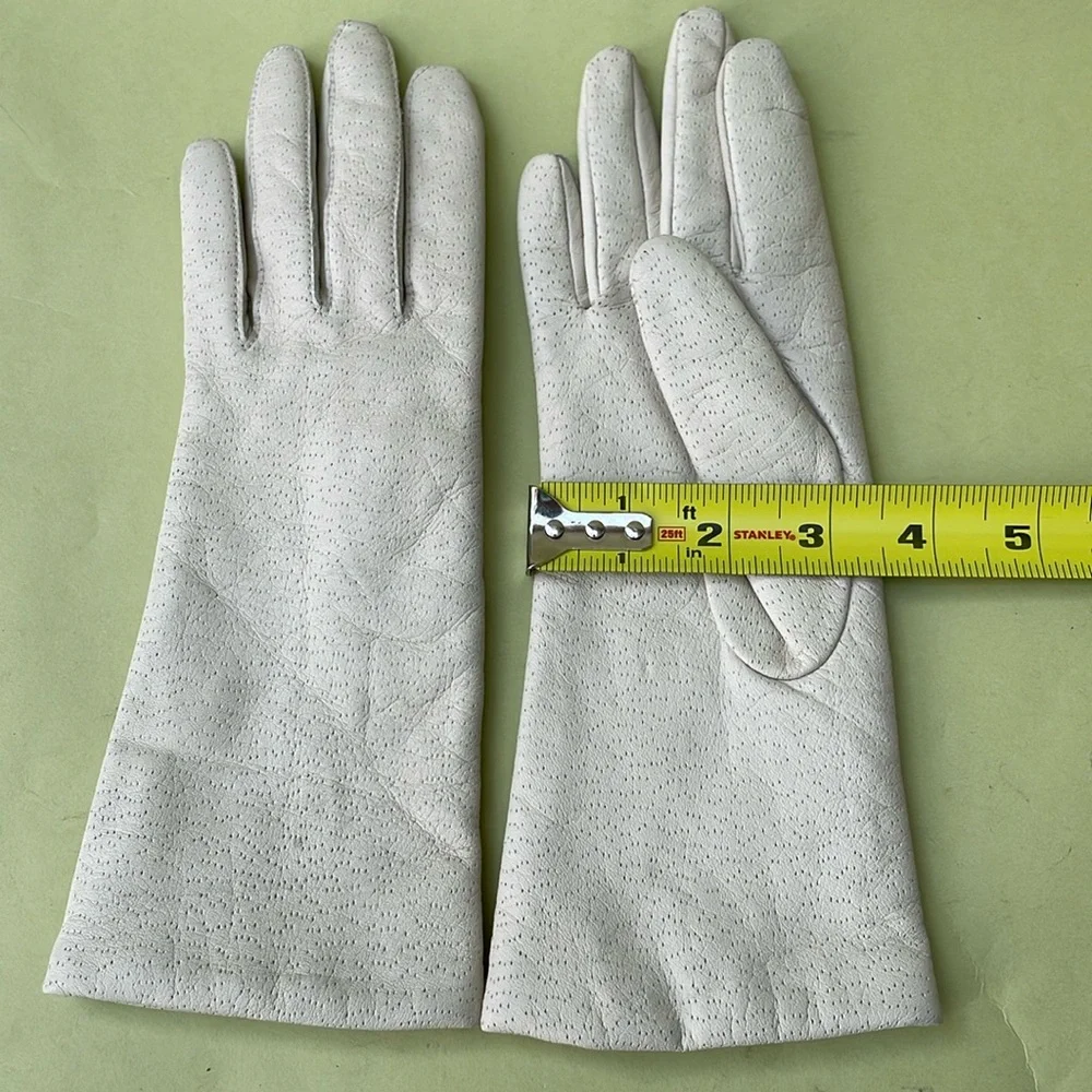 New vintage grayish cream leather gloves with lining